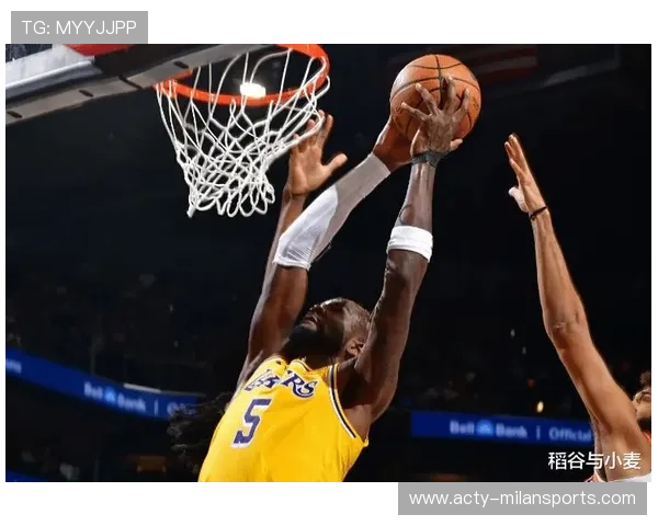 湖人连抢前场板，二次进攻打到对手暂停